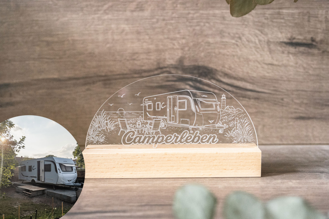 Personalisierte LED-Tischlampe mit gravierter Kinderzeichnung und Schriftzug „Für Mama" auf Acrylglas und Holzsockel, warmweißes Licht